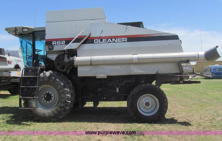 image for item I7040 1999 Gleaner R62 combine