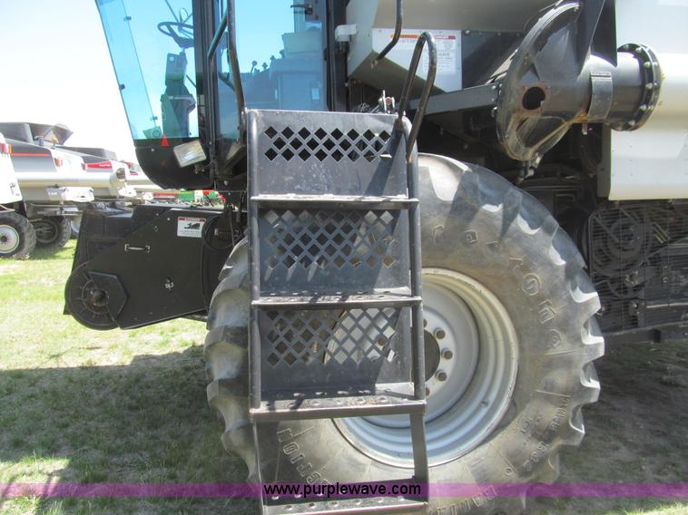 image for item I7040 1999 Gleaner R62 combine