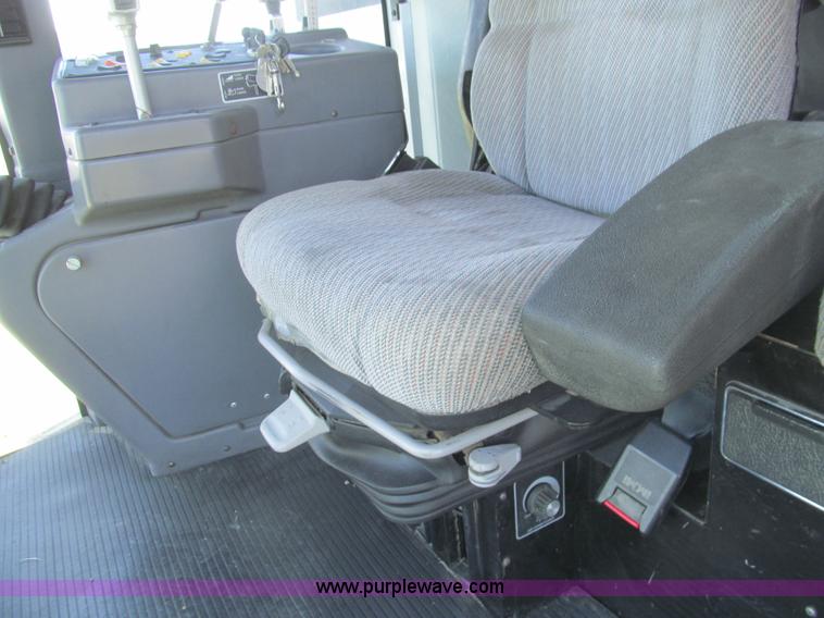 image for item I7040 1999 Gleaner R62 combine