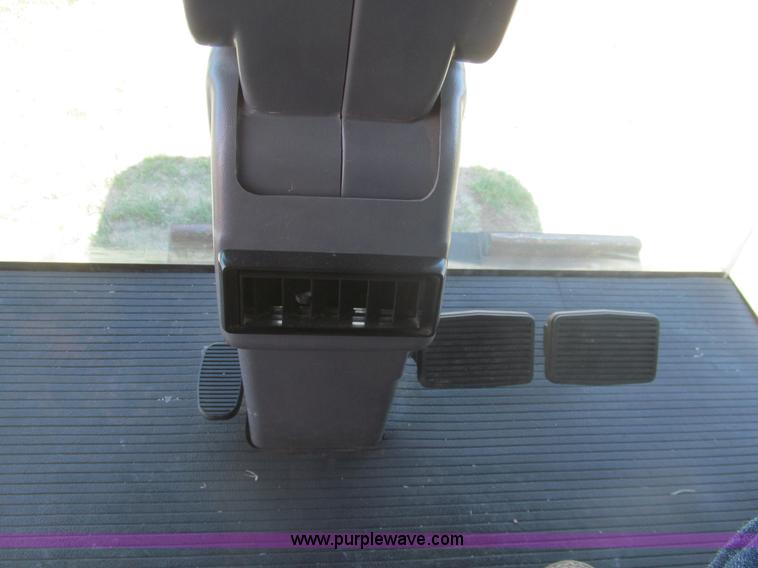 image for item I7040 1999 Gleaner R62 combine