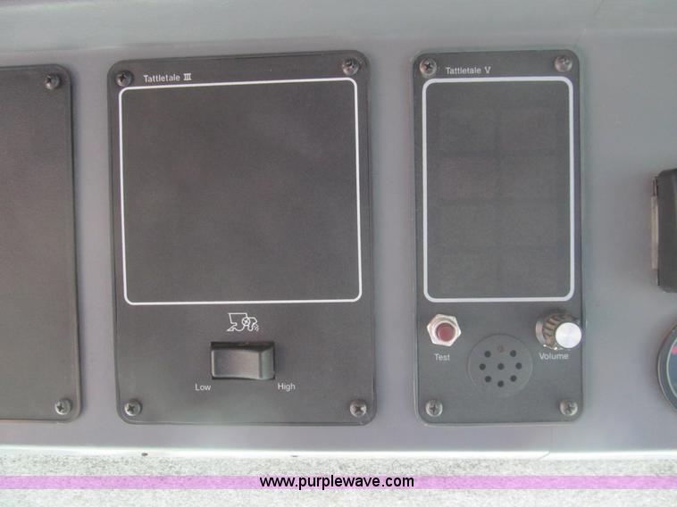 image for item I7040 1999 Gleaner R62 combine