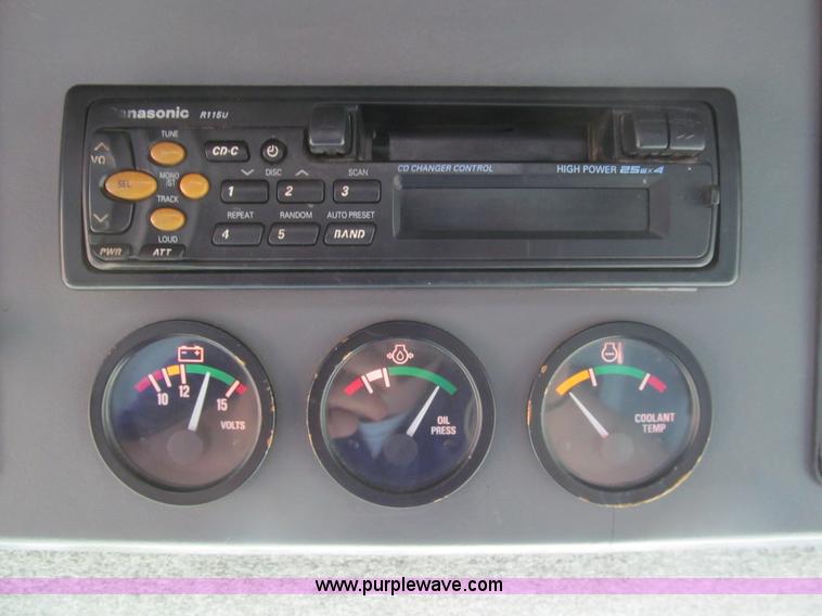 image for item I7040 1999 Gleaner R62 combine