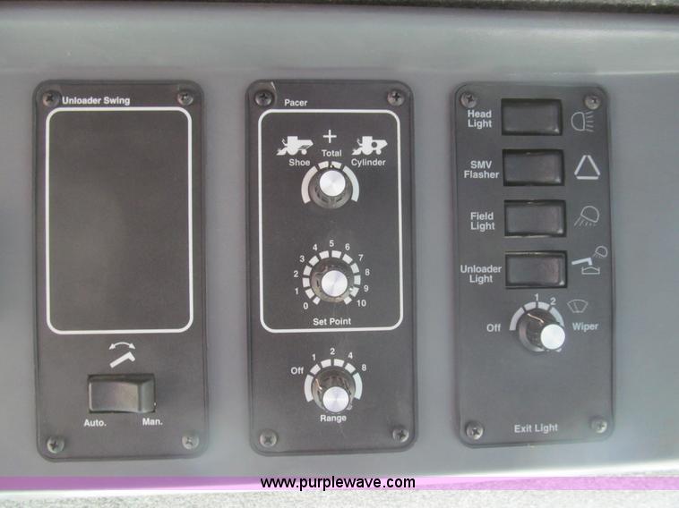 image for item I7040 1999 Gleaner R62 combine