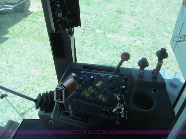 image for item I7040 1999 Gleaner R62 combine