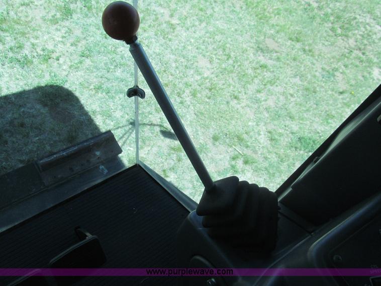 image for item I7040 1999 Gleaner R62 combine