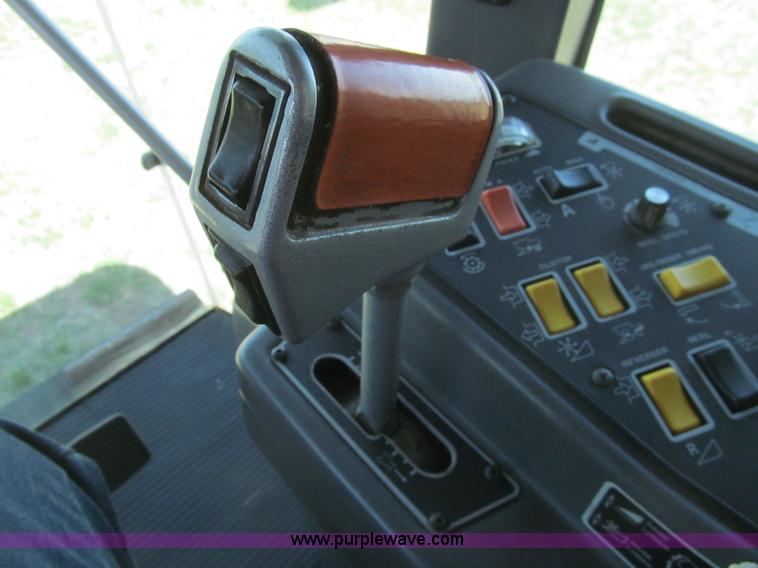 image for item I7040 1999 Gleaner R62 combine