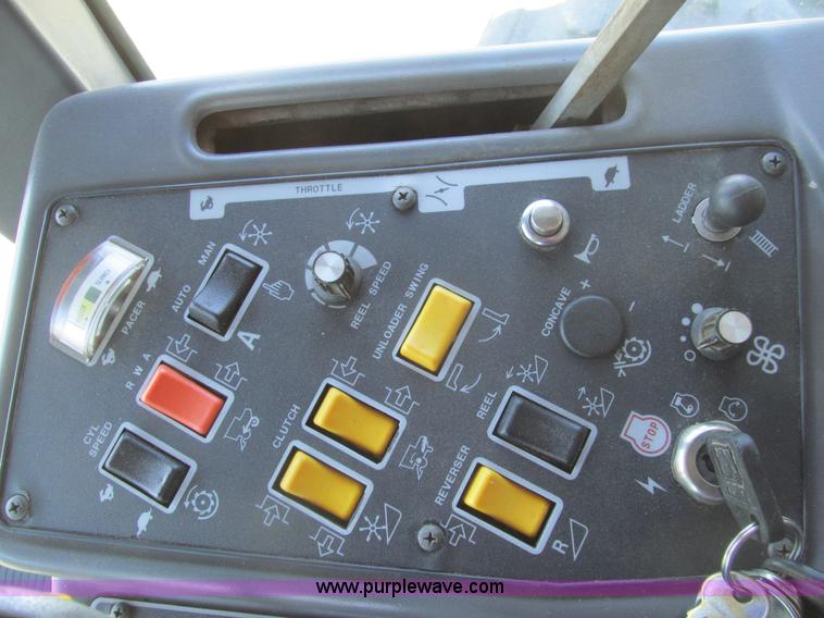 image for item I7040 1999 Gleaner R62 combine