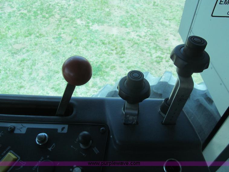 image for item I7040 1999 Gleaner R62 combine