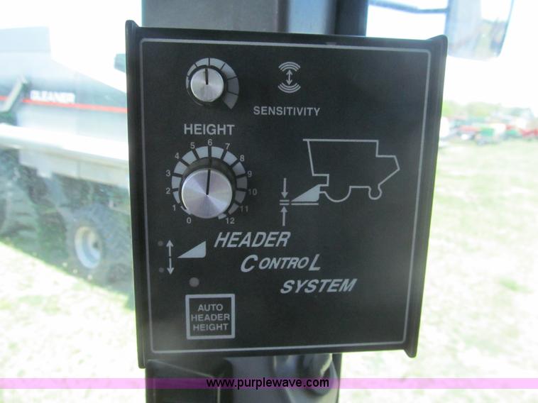 image for item I7040 1999 Gleaner R62 combine