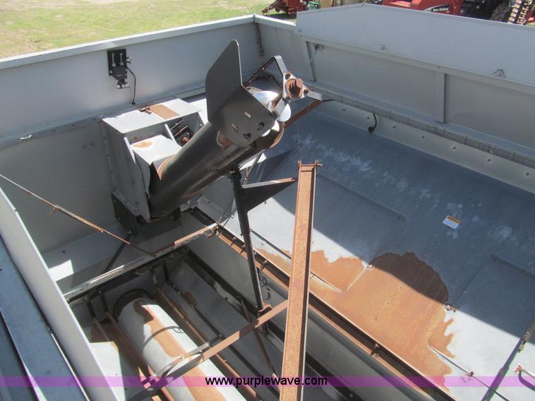 image for item I7040 1999 Gleaner R62 combine