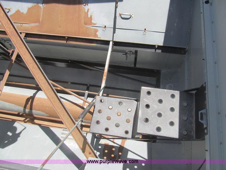 image for item I7040 1999 Gleaner R62 combine