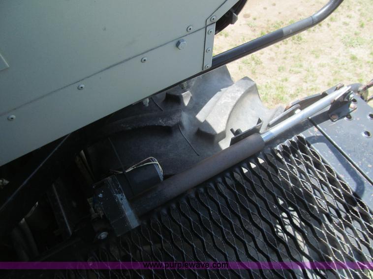 image for item I7040 1999 Gleaner R62 combine