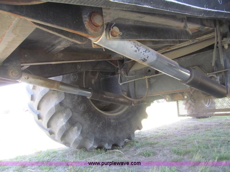 image for item I7040 1999 Gleaner R62 combine