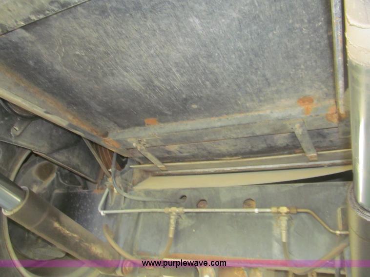 image for item I7040 1999 Gleaner R62 combine