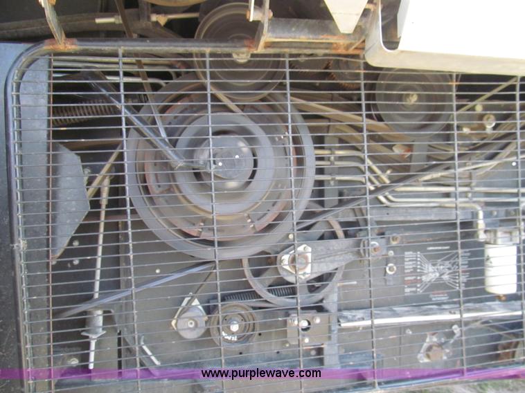 image for item I7040 1999 Gleaner R62 combine