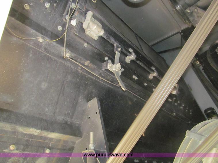 image for item I7040 1999 Gleaner R62 combine