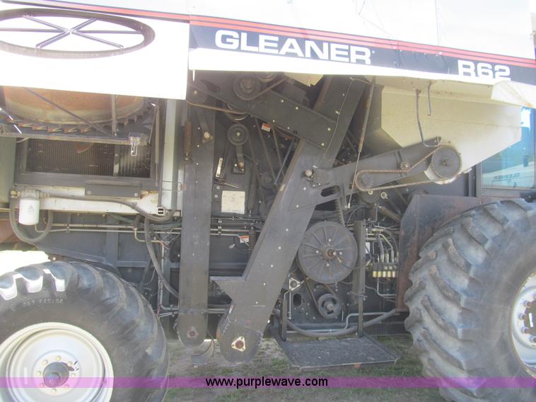 image for item I7040 1999 Gleaner R62 combine