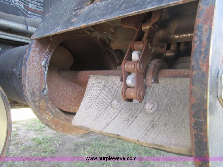 image for item I7040 1999 Gleaner R62 combine