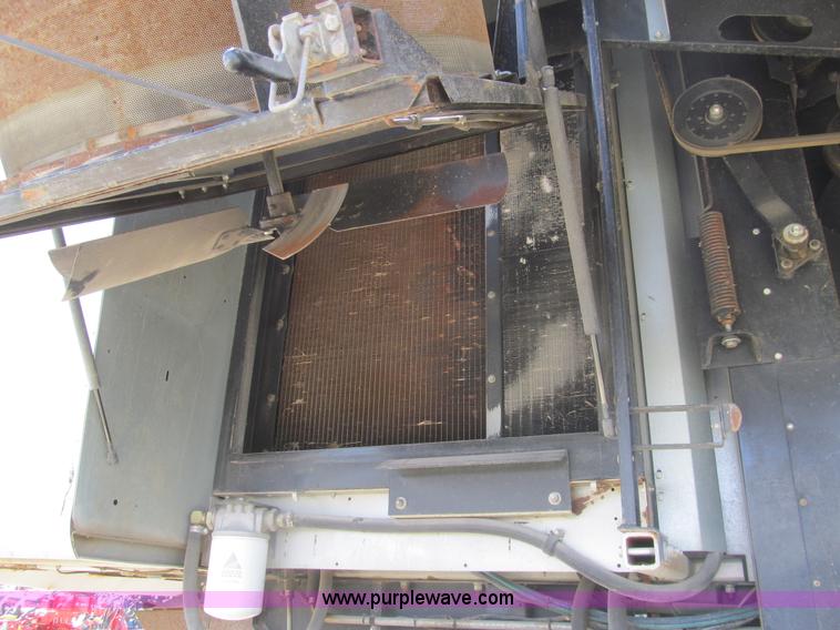 image for item I7040 1999 Gleaner R62 combine