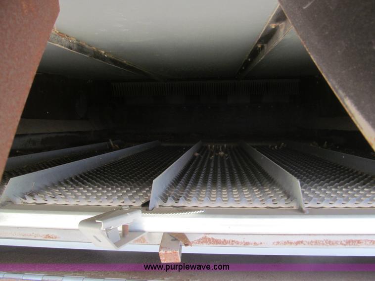 image for item I7040 1999 Gleaner R62 combine