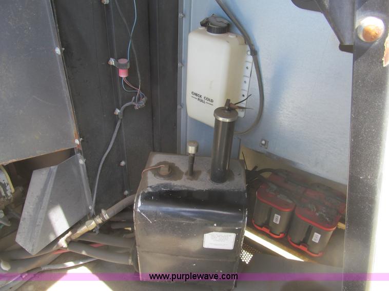 image for item I7040 1999 Gleaner R62 combine