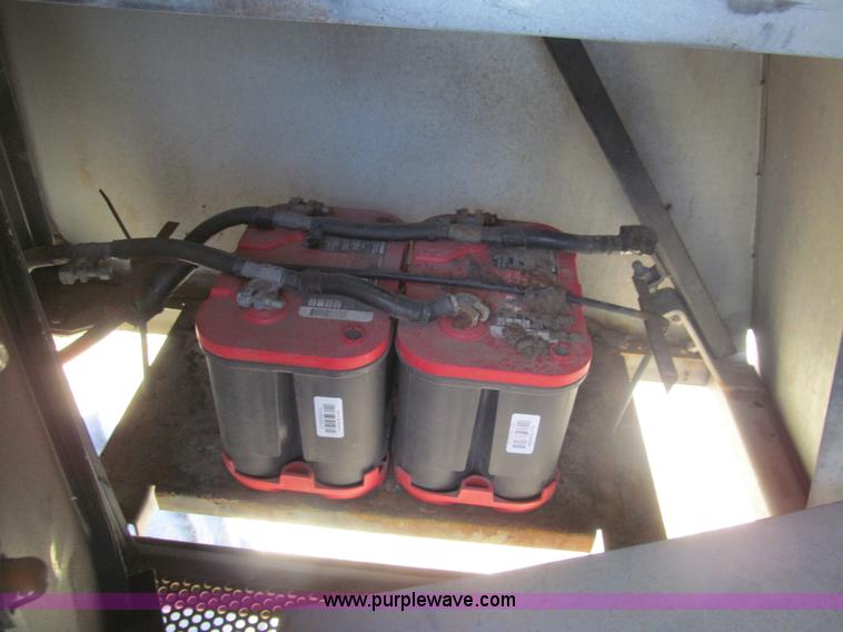 image for item I7040 1999 Gleaner R62 combine