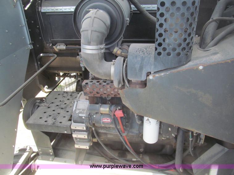 image for item I7040 1999 Gleaner R62 combine