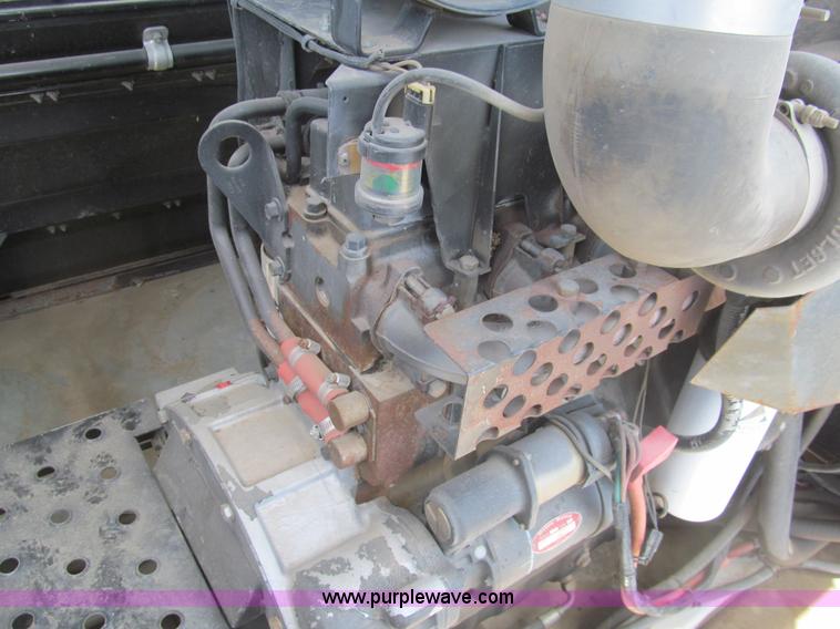 image for item I7040 1999 Gleaner R62 combine