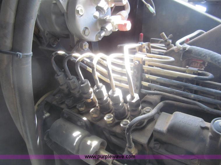 image for item I7040 1999 Gleaner R62 combine