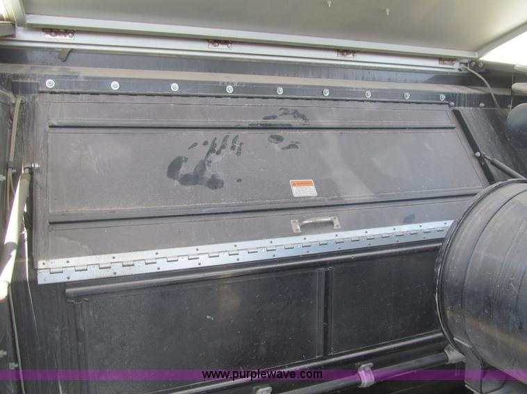 image for item I7040 1999 Gleaner R62 combine