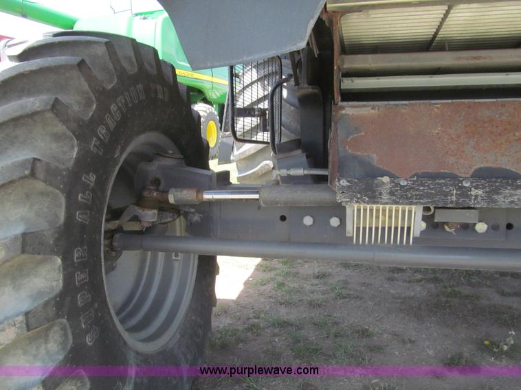 image for item I7040 1999 Gleaner R62 combine