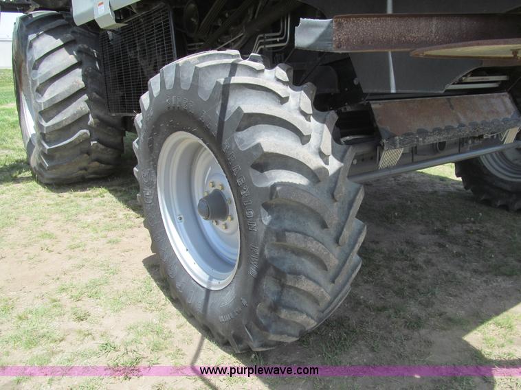 image for item I7040 1999 Gleaner R62 combine