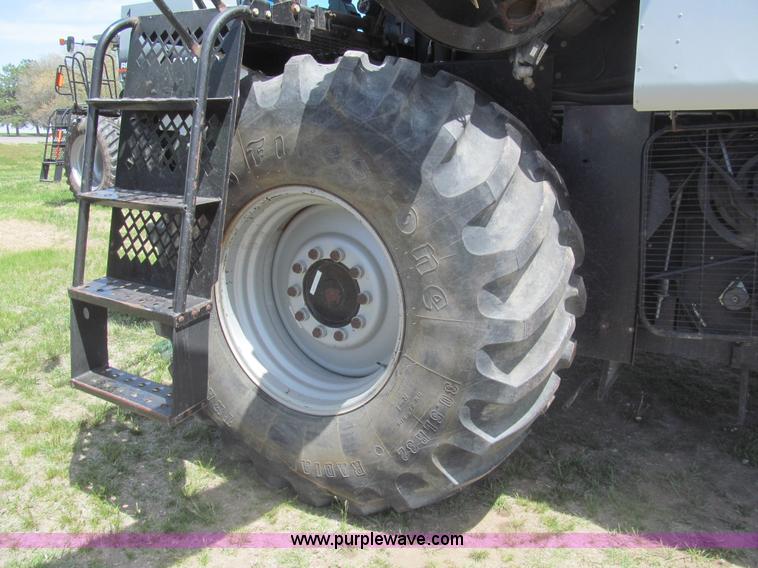 image for item I7040 1999 Gleaner R62 combine