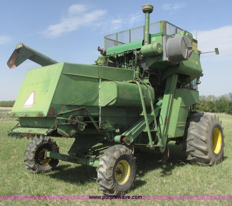 image for item I9674 John Deere 105 combine