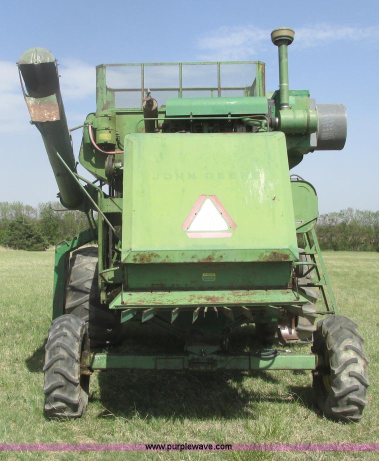 image for item I9674 John Deere 105 combine