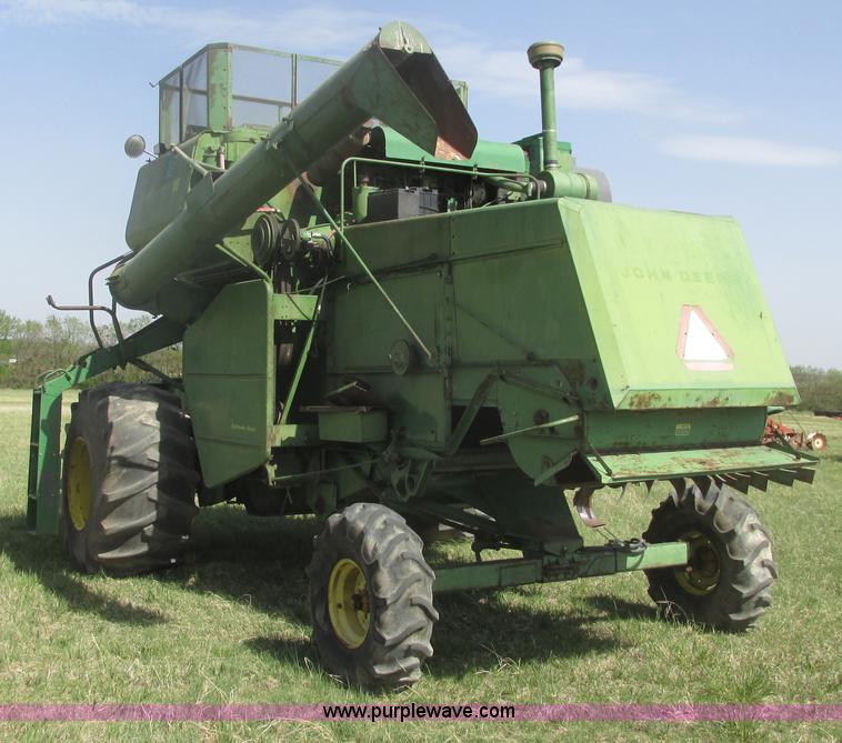 image for item I9674 John Deere 105 combine
