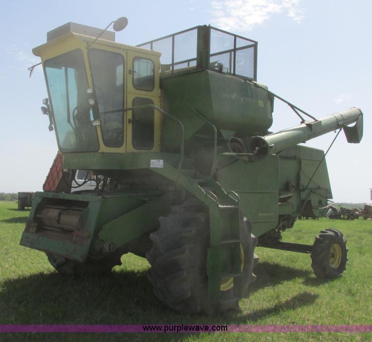 image for item I9674 John Deere 105 combine