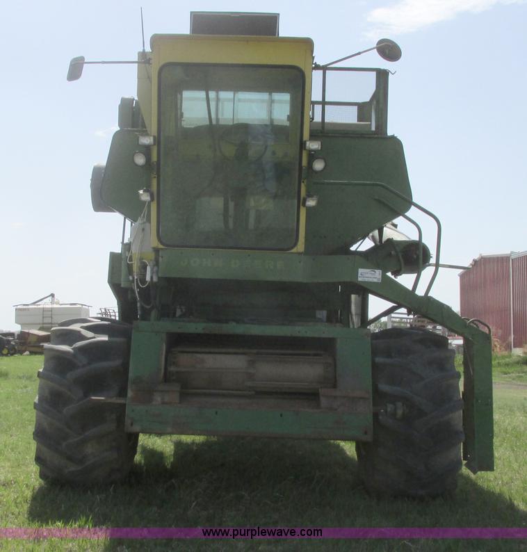 image for item I9674 John Deere 105 combine