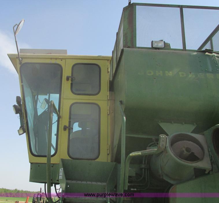 image for item I9674 John Deere 105 combine