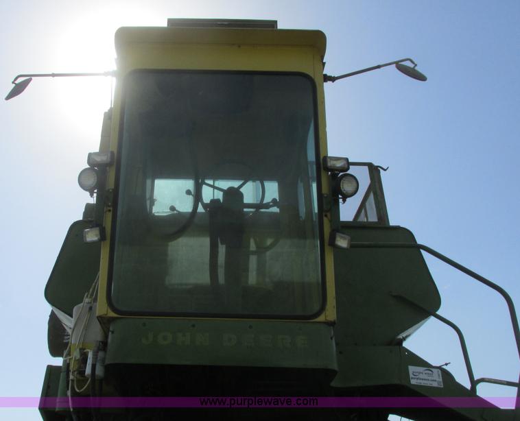 image for item I9674 John Deere 105 combine