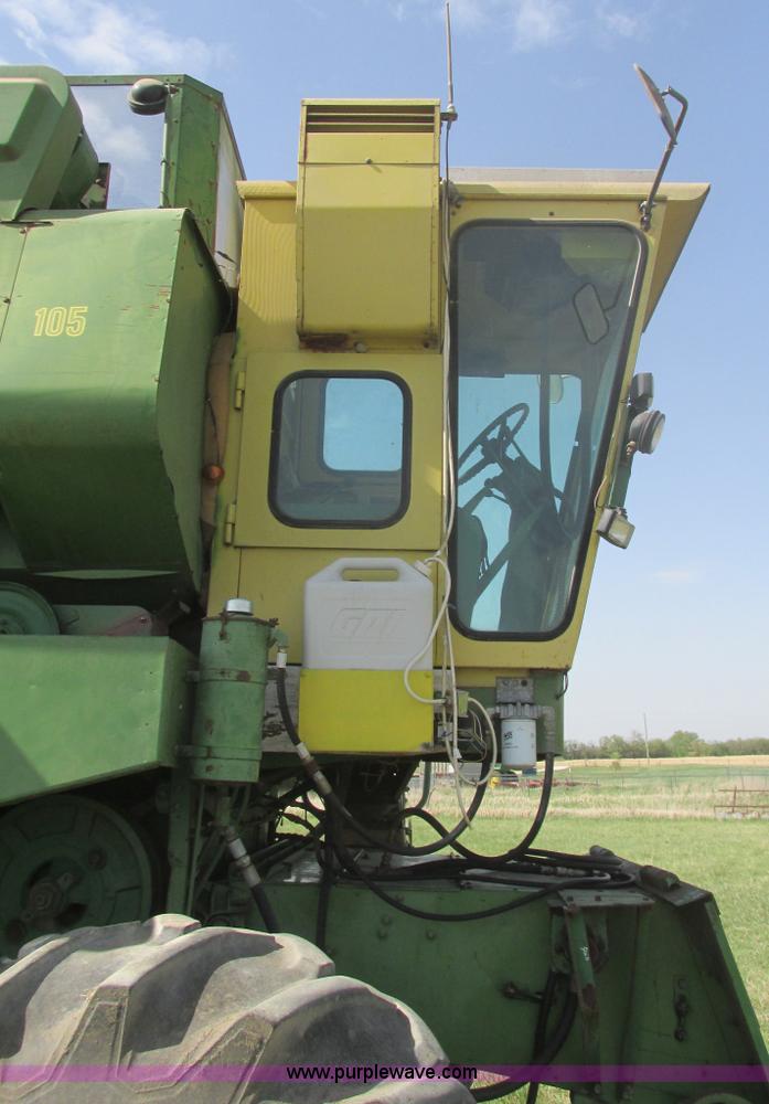 image for item I9674 John Deere 105 combine