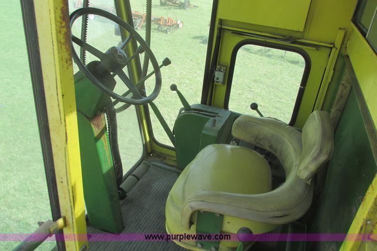 image for item I9674 John Deere 105 combine