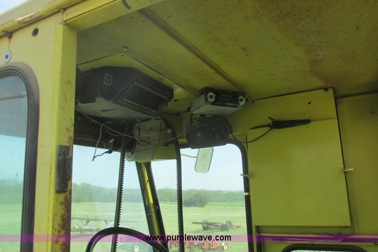 image for item I9674 John Deere 105 combine