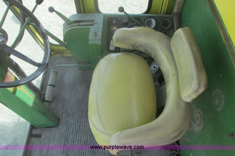 image for item I9674 John Deere 105 combine