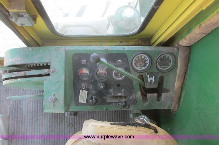 image for item I9674 John Deere 105 combine