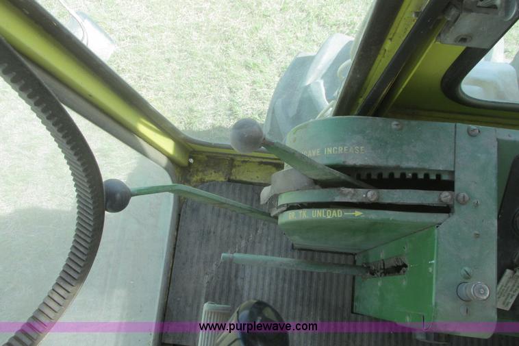 image for item I9674 John Deere 105 combine