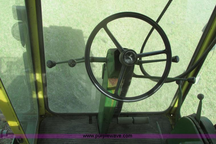 image for item I9674 John Deere 105 combine