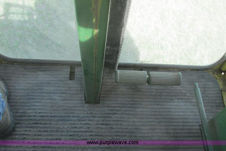 image for item I9674 John Deere 105 combine