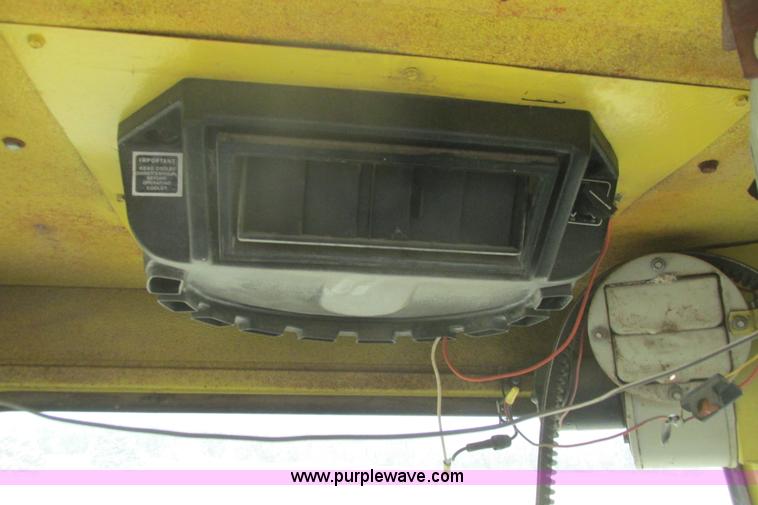 image for item I9674 John Deere 105 combine