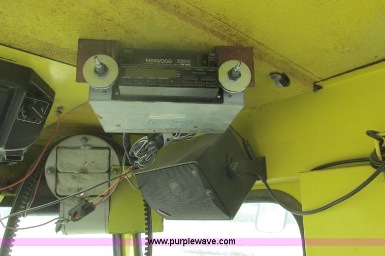 image for item I9674 John Deere 105 combine